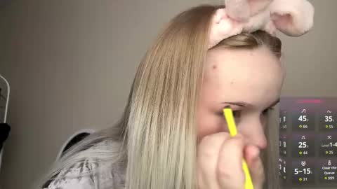 Snapshot of leotafredericks chatting on February 24, 11:30 am Hello everyone Im Lora Its my first day Were going to have fun together online show from February 24, 11:30 am