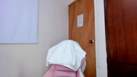 Snapshot of leri_rose_ chatting on August 1, 12:48 pm online show from August 1, 12:48 pm