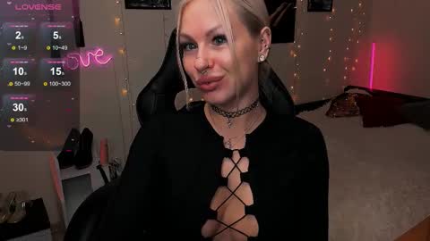 Lerika Moore online show from December 1, 6:35 pm