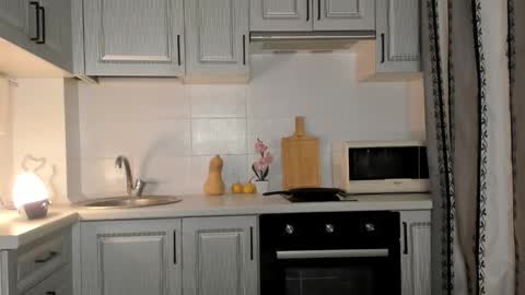  LESLIE   online show from December 15, 5:12 am