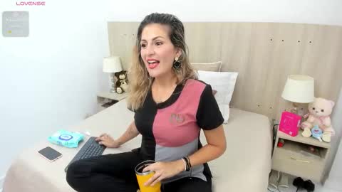 Lesly Santodomingo online show from January 14, 11:05 am