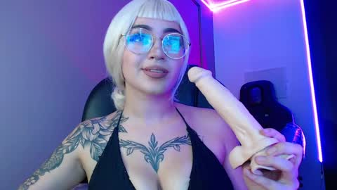 Snapshot of lessboobs_gh chatting on April 24, 10:23 pm Less online show from April 24, 10:23 pm