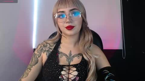 Snapshot of lessboobs_gh chatting on June 5, 6:02 pm Less online show from June 5, 6:02 pm