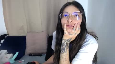 lessliee online show from April 13, 9:04 am