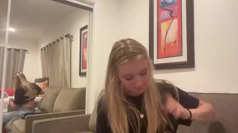 Snapshot of lexaarose05 chatting on December 8, 12:18 am lexisRose online show from December 8, 12:18 am