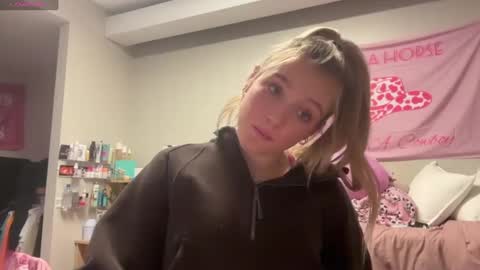 Snapshot of lexaarose05 chatting on March 1, 4:37 am lexisRose online show from March 1, 4:37 am