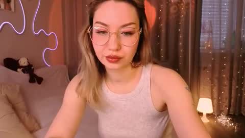 Snapshot of leyalayla chatting on March 10, 1:54 am Lily online show from March 10, 1:54 am