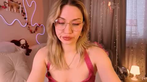 Snapshot of leyalayla chatting on March 19, 3:43 am Lily online show from March 19, 3:43 am