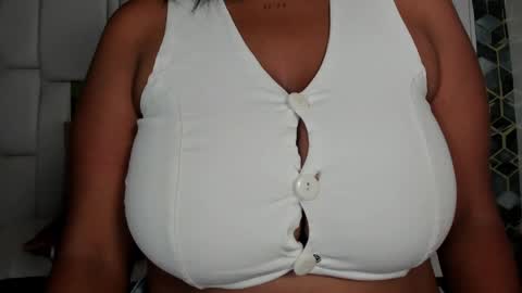 Snapshot of lia_mariana chatting on May 31, 3:08 pm lia_mariana online show from May 31, 3:08 pm