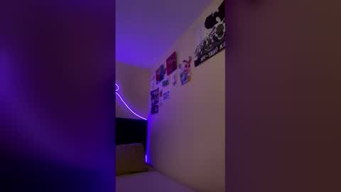 Little Queen Lia  online show from December 15, 8:02 pm