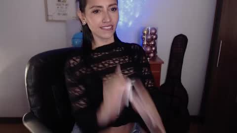 Snapshot of lia_smith87 chatting on December 13, 4:11 am Laura online show from December 13, 4:11 am