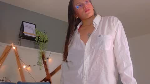 L I A   online show from June 1, 1:29 am