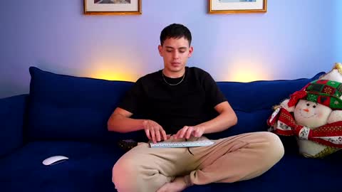 Snapshot of liam_enzho chatting on December 1, 7:58 pm Liam online show from December 1, 7:58 pm