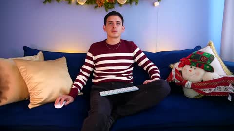 Snapshot of liam_enzho chatting on December 17, 6:42 pm Liam online show from December 17, 6:42 pm