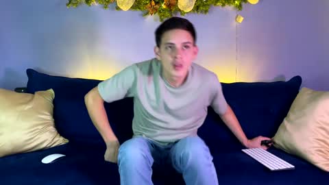 Snapshot of liam_enzho chatting on December 29, 12:09 am Liam online show from December 29, 12:09 am