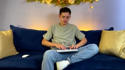 Snapshot of liam_enzho chatting on December 31, 4:57 pm Liam online show from December 31, 4:57 pm