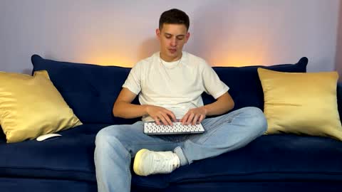 Snapshot of liam_enzho chatting on January 19, 11:10 pm Liam online show from January 19, 11:10 pm