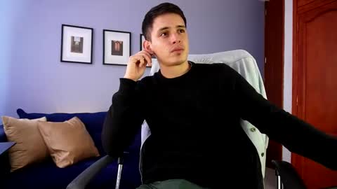 Snapshot of liam_enzho chatting on February 14, 6:29 pm Liam online show from February 14, 6:29 pm