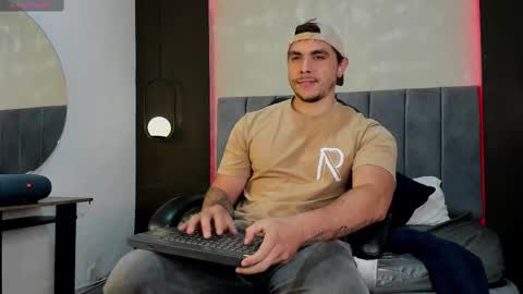 Snapshot of liam_walk chatting on October 2, 8:27 pm Liam online show from October 2, 8:27 pm