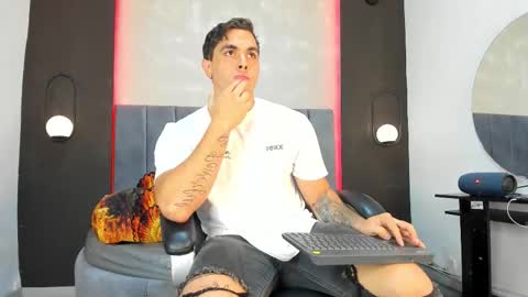 Snapshot of liam_walk chatting on October 15, 7:58 pm Liam online show from October 15, 7:58 pm