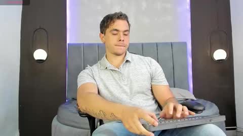 Snapshot of liam_walk chatting on October 18, 9:04 pm Liam online show from October 18, 9:04 pm