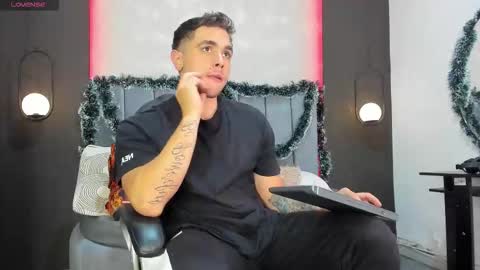 Snapshot of liam_walk chatting on November 27, 10:12 pm Liam online show from November 27, 10:12 pm