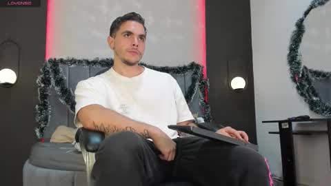 Snapshot of liam_walk chatting on December 3, 11:25 pm Liam online show from December 3, 11:25 pm