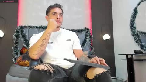 Snapshot of liam_walk chatting on December 4, 11:24 pm Liam online show from December 4, 11:24 pm