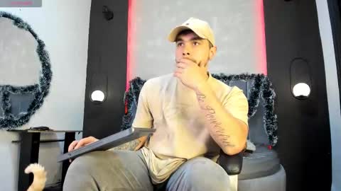 Snapshot of liam_walk chatting on December 19, 7:32 pm Liam online show from December 19, 7:32 pm