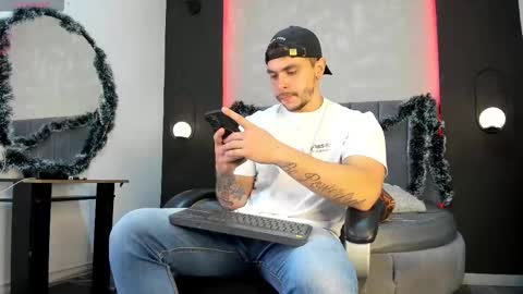 Snapshot of liam_walk chatting on December 21, 7:10 pm Liam online show from December 21, 7:10 pm