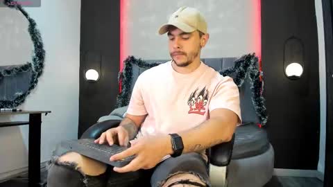 Snapshot of liam_walk chatting on December 22, 9:45 pm Liam online show from December 22, 9:45 pm