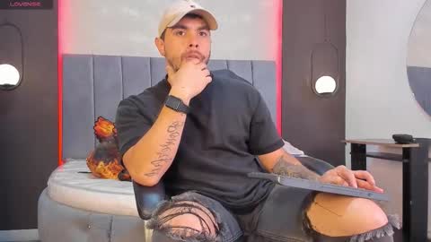 Snapshot of liam_walk chatting on February 8, 11:08 pm Liam online show from February 8, 11:08 pm