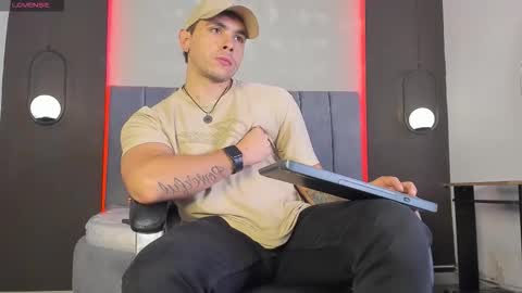 Snapshot of liam_walk chatting on February 10, 7:18 pm Liam online show from February 10, 7:18 pm