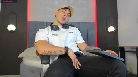 Snapshot of liam_walk chatting on February 12, 9:10 pm Liam online show from February 12, 9:10 pm