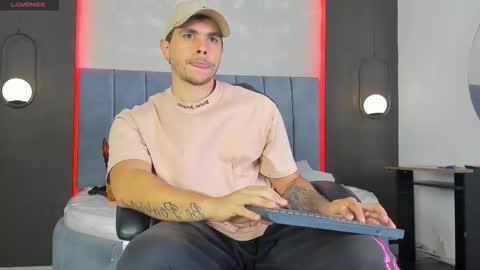 Snapshot of liam_walk chatting on February 17, 10:05 pm Liam online show from February 17, 10:05 pm