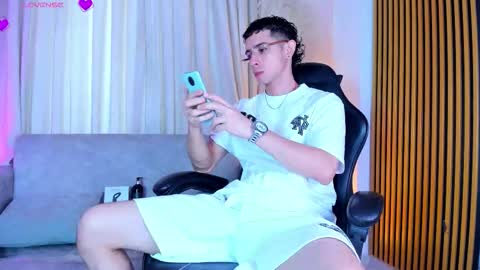 Snapshot of liamvegaa_ chatting on February 15, 2:47 pm Liam online show from February 15, 2:47 pm