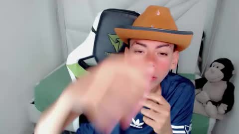 Snapshot of liarr_ chatting on February 4, 8:47 pm LIAR online show from February 4, 8:47 pm