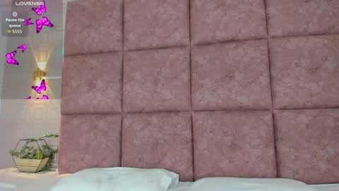 liavelez_ online show from April 11, 1:37 pm