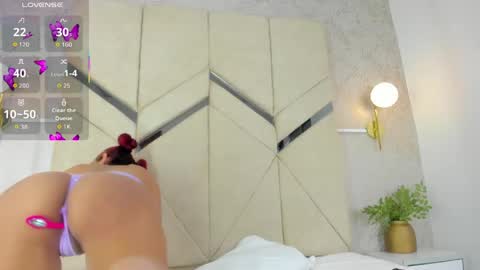 liavelez_ online show from April 15, 2:24 pm