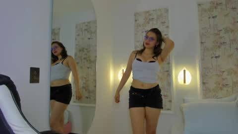 Snapshot of liiliie_petite chatting on April 20, 6:53 pm L I I L I I E online show from April 20, 6:53 pm