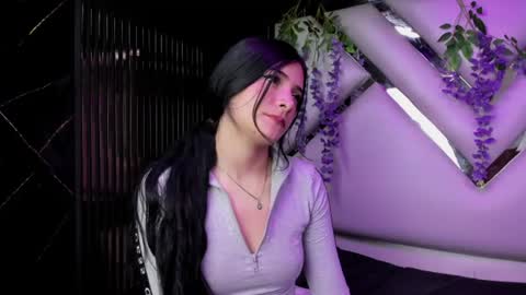 Snapshot of liinzy_rouse chatting on June 23, 3:32 pm Brittany online show from June 23, 3:32 pm