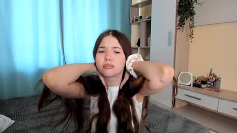 Snapshot of lil_amyy chatting on June 25, 7:57 am a little nervous to tell call me Vi online show from June 25, 7:57 am