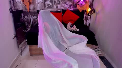Snapshot of lil_cey chatting on October 21, 8:42 pm Lili Cey online show from October 21, 8:42 pm