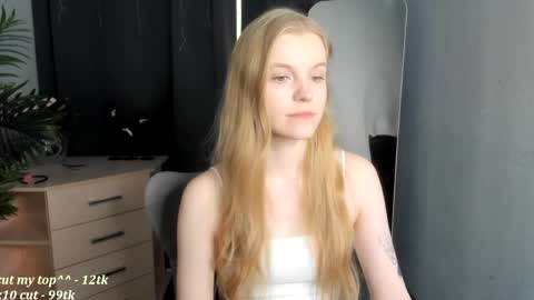 Snapshot of lil_cookie_monster chatting on April 18, 11:14 am Erica online show from April 18, 11:14 am