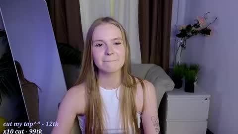 Snapshot of lil_cookie_monster chatting on April 30, 1:28 pm Erica online show from April 30, 1:28 pm