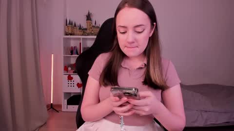 Snapshot of lil_happiness chatting on February 16, 6:21 pm for free registration 3 online show from February 16, 6:21 pm