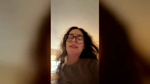 Snapshot of lil_lilyrose chatting on April 23, 7:27 pm Lily Rose online show from April 23, 7:27 pm