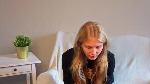 Snapshot of lil_tasty33 chatting on September 14, 10:36 am Emma online show from September 14, 10:36 am
