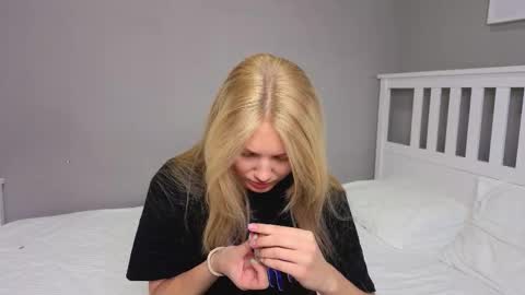 Snapshot of lil_tasty33 chatting on October 17, 9:56 am Emma online show from October 17, 9:56 am