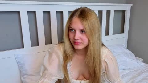 Snapshot of lil_tasty33 chatting on April 25, 5:54 am Emma online show from April 25, 5:54 am